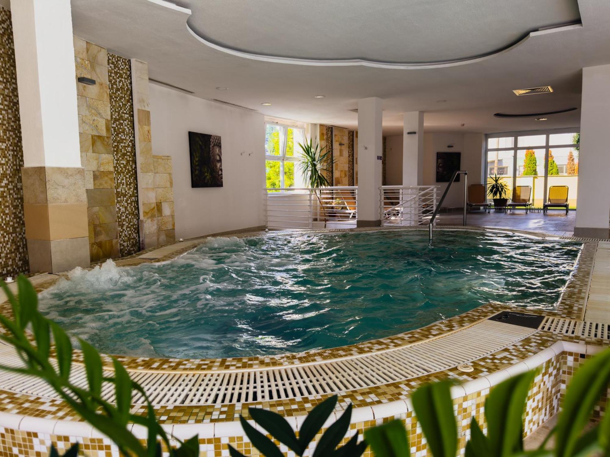 Hotel Aurora ミシュコルツ エクステリア 写真